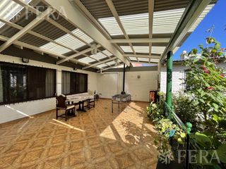Venta casa 5 ambientes con cochera, quincho y fondo libre con piscina en Villa Domínico (31069)