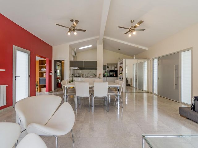 VENTA/PERMUTA - Casa 4 dormitorios -  Zona residencial de funes - Garita 13.
