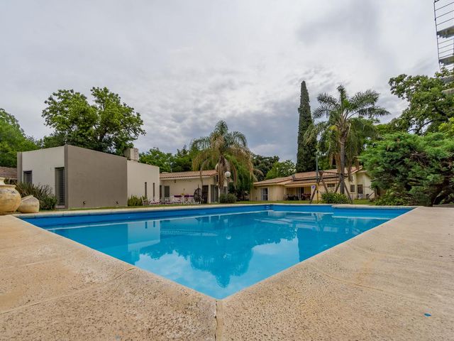 VENTA/PERMUTA - Casa 4 dormitorios -  Zona residencial de funes - Garita 13.