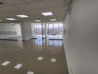 Oficina en alquiler ( con divisiones de vidrio ) - En Javier Prado Este - 125m2