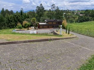 Quinta en Venta en el Valle, Sector Amaguaña con terreno de 9.500m² y casa amplia