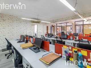 Foto 7 de Oficina Super luminosa. Muy buen estado. 4 despachos, sala de reuniones, área de trabajo.