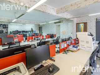 Foto 5 de Oficina Super luminosa. Muy buen estado. 4 despachos, sala de reuniones, área de trabajo.