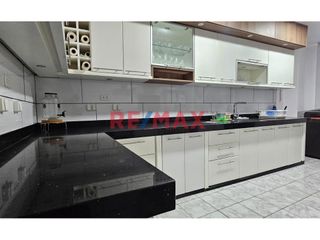 Foto 2 de Departamento Amplio En 2Do Piso Con Potencial Para Vivienda Y Consultorio – Ideal Para Familias O Inversores