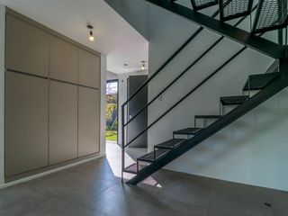 Casa venta 2 dormitorios 2 baños - Parque pileta parrilla cochera -162 mts 2- City Bell
