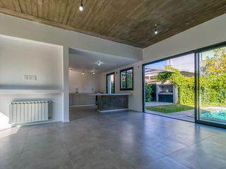 Casa venta 2 dormitorios 2 baños - Parque pileta parrilla cochera -162 mts 2- City Bell