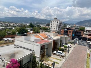 Foto 1 de Casa en Renta en el Centro de Cumbayá  - TT