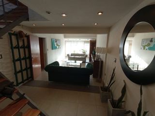 Foto 2 de Chalet reciclado, 5 amb. con garage doble y jardín.