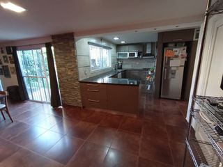 Foto 4 de Chalet reciclado, 5 amb. con garage doble y jardín.