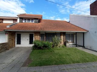 Foto 1 de Chalet reciclado, 5 amb. con garage doble y jardín.