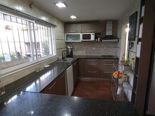 Foto 6 de Chalet reciclado, 5 amb. con garage doble y jardín.