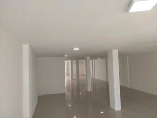 Gaspar de Villarroel, Local en renta, 150 m2, 3 ambientes, 2 baños, 2 parqueaderos