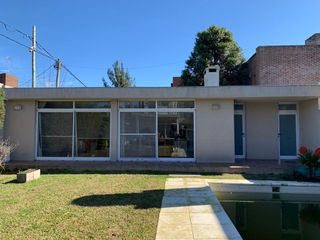 Casa en venta - 3 Dormitorios 4 Baños 3 Cocheras - 570Mts2 - Villa Castells, La Plata