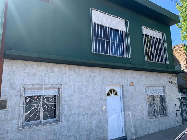 Casa con departamento 4 ambientes c/ patio. VENTA