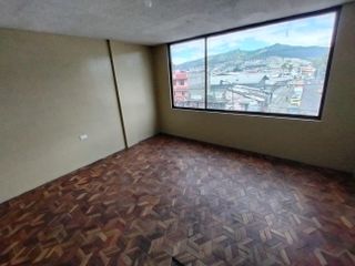 Casa Rentera en Venta de 2 departamentos, 2 locales y una mini suite, Sector Guajaló Sur de Quito