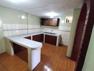 Casa Rentera en Venta de 2 departamentos, 2 locales y una mini suite, Sector Guajaló Sur de Quito