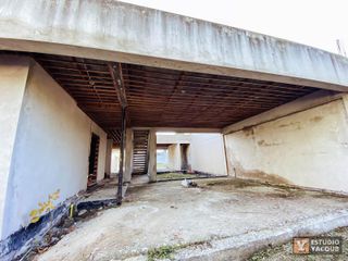 Terreno con casa en construcción en venta - 3 dormitorios 3 baños - 89 mts2 - City Bell
