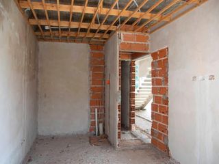 Terreno con casa en construcción en venta - 3 dormitorios 3 baños - 89 mts2 - City Bell