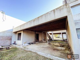 Terreno con casa en construcción en venta - 3 dormitorios 3 baños - 89 mts2 - City Bell