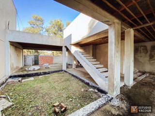 Terreno con casa en construcción en venta - 3 dormitorios 3 baños - 89 mts2 - City Bell