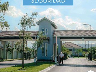 Foto 3 de venta de Casa con buenos acabados  en Urb. Casa laguna a 5 minutos del Riocentro  Dorado