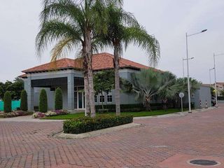 Foto 16 de venta de Casa con buenos acabados  en Urb. Casa laguna a 5 minutos del Riocentro  Dorado