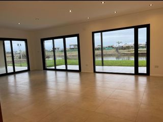 Casa a estrenar a la laguna área 8 San Sebastián - 275 M2 totales - 3 dormitorios (1 Master suite) - cochera para 6 autos - detalles de categoria