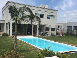 Foto 1 de Casa en Barrio Rumenco de 4 Ambientes