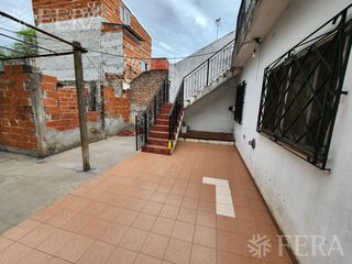 Venta casa para dos familias de 6 ambientes con amplio fondo en  Berazategui