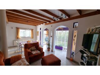 Foto 4 de Chalet de 4 ambientes con cochera doble y parque. Zona Chauvin.