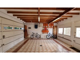 Foto 6 de Chalet de 4 ambientes con cochera doble y parque. Zona Chauvin.