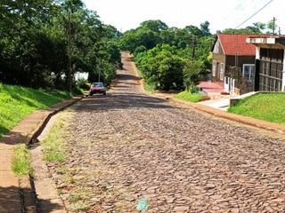 Gran terreno centrico sobre empedrado con salida a tres calles.