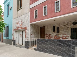 CASA EN VENTA A REFACCIONAR. OPORTUNIDAD. 5 AMBIENTES CON TERRAZA