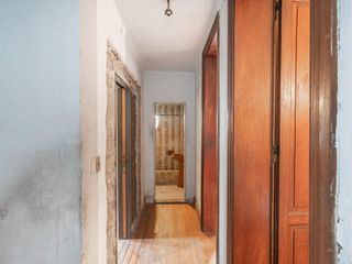 CASA EN VENTA A REFACCIONAR. OPORTUNIDAD. 5 AMBIENTES CON TERRAZA