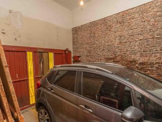 CASA EN VENTA A REFACCIONAR. OPORTUNIDAD. 5 AMBIENTES CON TERRAZA