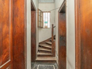 CASA EN VENTA A REFACCIONAR. OPORTUNIDAD. 5 AMBIENTES CON TERRAZA