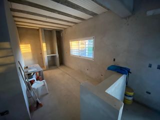 Casa en venta - 3 dormitorios 3 baños - cocheras - 326mts2 - Barrio Aeropuerto, La Plata