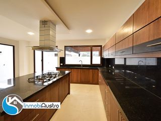 Foto 3 de Venta de Casa con Acabados de Lujo en Challuabamba