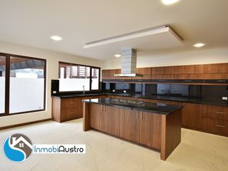 Foto 1 de Venta de Casa con Acabados de Lujo en Challuabamba