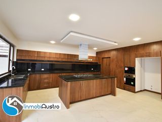 Foto 2 de Venta de Casa con Acabados de Lujo en Challuabamba