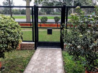 Foto 1 de VENTA CASA EN OLIVEROS CON PARQUE Y PILETA