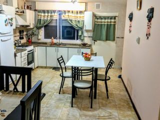 Foto 2 de VENTA CASA EN OLIVEROS CON PARQUE Y PILETA