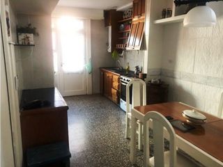 Foto 5 de Chalet 5 ambientes. Patio con parrilla. Zona Chauvin