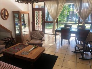 Foto 1 de Chalet 5 ambientes. Patio con parrilla. Zona Chauvin