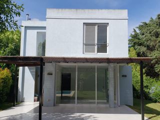 Casa de 5 ambientes con doble cochera y dependencia en venta  Santa Maria De Los Olivos