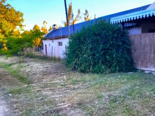 Casa en alquiler - 2 Dormitorios 1 Baño - Cochera - 1.000Mts2 - La Plata