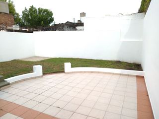 Casa dos dormitorios con patio - Mexico 1400 ( Barrio Belgrano )