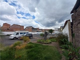 Amplio terreno en venta en San sebastian con casa y parqueadero publico