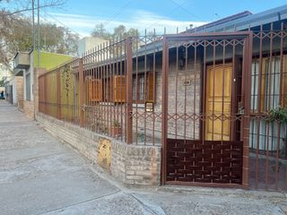 Casa en alquiler de 3 dormitorios c/ cochera en Godoy Cruz