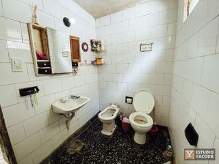 Casa en venta - 2 dormitorios 1 baño y cochera - Terreno 430mts2 - Villa Elisa